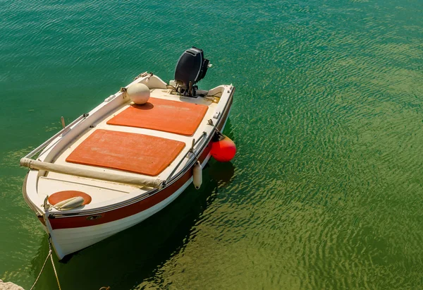 Barca a vela attraccata, acqua tropicale — Foto Stock