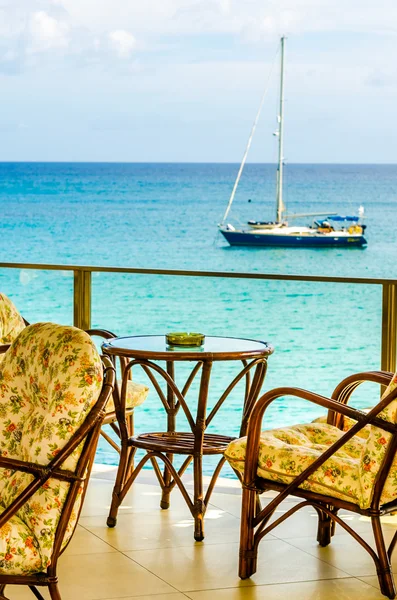 Terrasse au bord de la mer avec bateau Images De Stock Libres De Droits