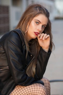 Güzel gözlü sarışın kızın portresi.