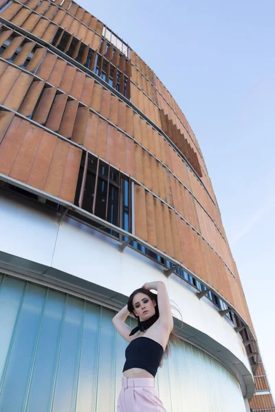 Zicht Van Onderaf Jonge Vrouw Trendy Outfit Kijkend Naar Camera — Stockfoto