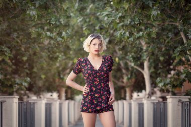 Şehir parkında sarışın bir kızın portresi