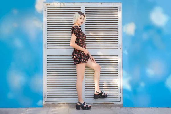 Dívka Opřená Dveře Pózující — Stock fotografie