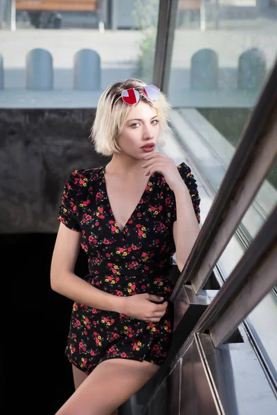 Portrait Une Fille Blonde Dans Les Escaliers Métro — Photo