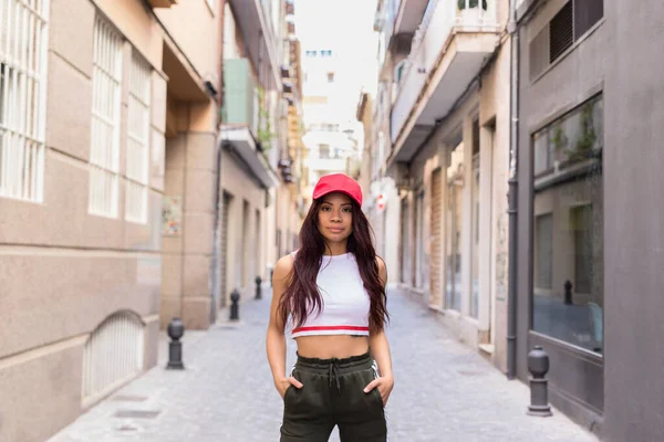 Young Woman Red Cap Street Looking Camera While Standing — Stock Photo, Image