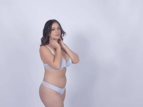 Charmant Size Vrouwelijk Model Lingerie Kijken Naar Camera Met Handen — Stockfoto