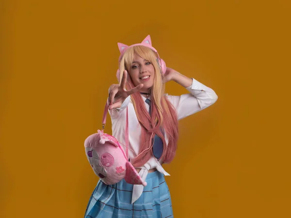 Content Female Model Kitty Headphones Pink Handbag Showing Two Fingers — Φωτογραφία Αρχείου