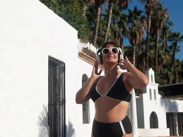 Low Angle Female Traveler Swimwear Sunglasses Touching Headphones Looking Away — Stok fotoğraf