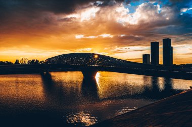 Günbatımında Atyrau Balık Köprüsü Nur-Sultan Astana, Kazakistan 'da yağmur zamanında