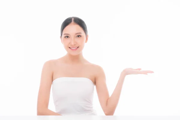 Mooie Jonge Aziatische Vrouw Aanraken Van Haar Gezicht Met Schone — Stockfoto