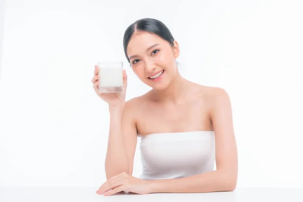 Güzel Kadın Asyalı Tatlı Kız Beyaz Arka Planda Sabah Sağlıklı — Stok fotoğraf