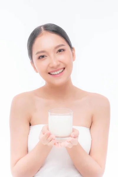 아름다운 아시아 여성귀여운 소녀는 아침에 배경으로 건강을 우유를 마시는 행복하게 — 스톡 사진