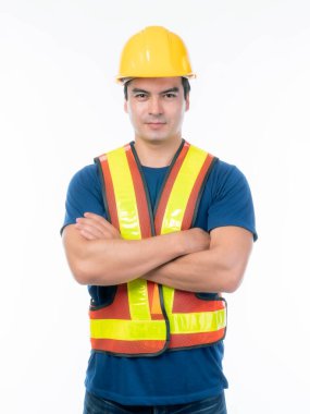 Sarı miğfer takan genç mimar, beyaz arka planda izole bir şekilde duran kollarını fotokopi aletiyle birleştirdi.