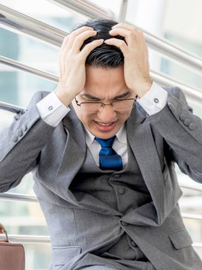 İş adamı işten ve iş kavramından dolayı stresli.