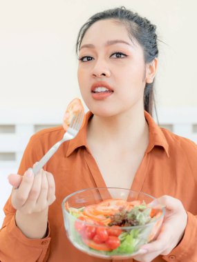 Kilolu Asyalı tombul kadın, şişman kadın, şişman kız, tombul, sebze salatası yiyen - yaşam tarzı kadın diyet zayıflama aşırı kilo verme sorunu kavramı