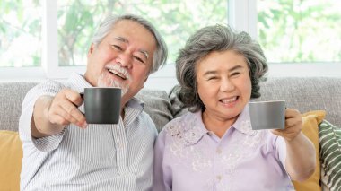 Son sınıf çifti mutlu aşk yaşlı çift güler yüz, yaşlı adam ve yaşlı kadın sabah kahve içerler - son sınıf aşk çifti sağlıklı konsept