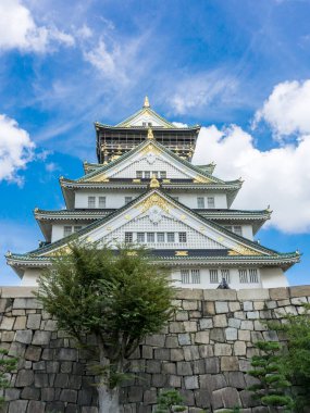 Osaka 'daki Osaka Kalesi mavi gökyüzü arka planında Japonya 