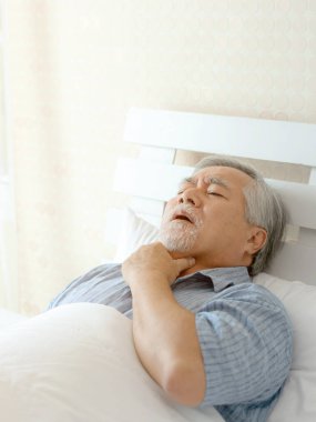 Yatakta yaşlı hastalar, Asyalı kıdemli hastalar boğaz boğaz ağrısı - tıbbi ve sağlık konsepti