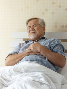 Son sınıf Asyalı erkek, göğsünde ağır bir ağrı var. Evde kalp krizi geçiriyor.