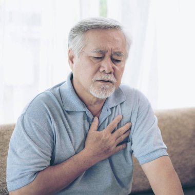 Son sınıf Asyalı erkek, göğsünde ağır bir ağrı var. Evde kalp krizi geçiriyor. 