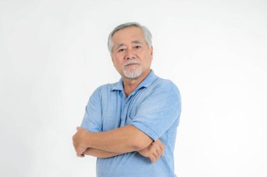 Portre Asyalı son sınıf öğrencisi, yaşlı bir adam, sağlık durumu beyaz arka planda izole - yaşam tarzı son sınıf erkek kavramı