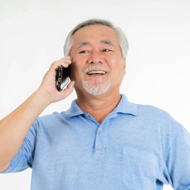 Son sınıf öğrencisi, akıllı telefon kullanan yaşlı bir adam, gülümsüyor beyaz arka planda mutlu hissediyor - son sınıf yaşam tarzı konsepti