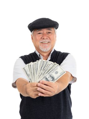 İş dünyasından zengin bir adam elinde Amerikan doları banknotlarıyla beyaz arka planda, kıdemli iş dünyası konseptini tutuyor.