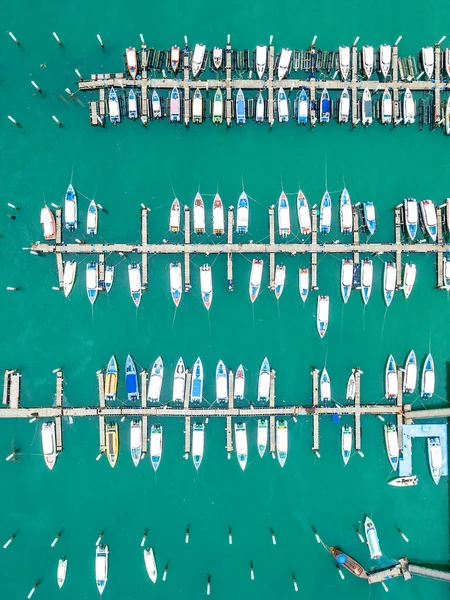 Tayland 'ın Pattaya bölgesindeki Sahil Güvenlik İstasyonu' nda lüks yat ve özel tekne limanı.