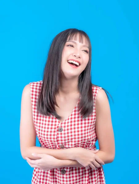 Portré Gyönyörű Ázsiai Aranyos Lány Piros Ruha Frufru Frizura Nevetés — Stock Fotó
