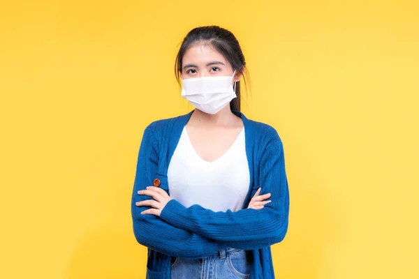 Menina Asiática Usando Máscara Facial Proteger Propagação Covid Coronavirus Fundo — Fotografia de Stock