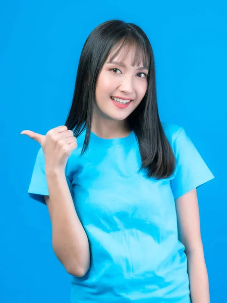Piękna Azjatka Urocza Dziewczyna Grzywką Fryzura Niebieskim Koszuli Uśmiecha Się — Zdjęcie stockowe