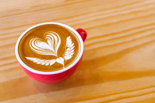 Café Chaud Latte Art Dans Une Tasse Rouge Sur Fond — Photo