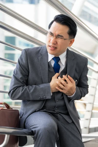 Ázsiai Üzletember Szenved Rossz Fájdalom Mellkasi Szívroham Üzletemberek Szívbetegség Koncepció — Stock Fotó