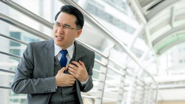 Ázsiai Üzletember Szenved Rossz Fájdalom Mellkasi Szívroham Üzletemberek Szívbetegség Koncepció — Stock Fotó