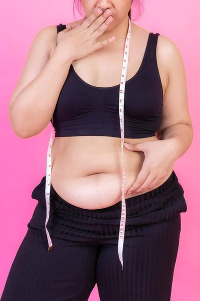 여자들 여자들 여자들 여자들 과다인 사람들 줄자로 지방을 여성식 과체중 — 스톡 사진