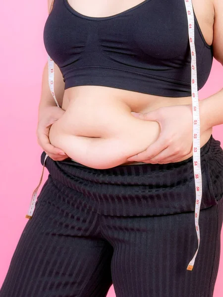 Asyalı şişman kadınlar, şişman kız, tombul, şişman, boynunda mezura olan göbek yağı - kadın diyeti yaşam tarzı aşırı kilolu problem konsepti