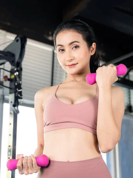 Piękna Fitness Kobieta Pracuje Push Hantlami Sali Fitness Siłowni Azjatyckie — Zdjęcie stockowe