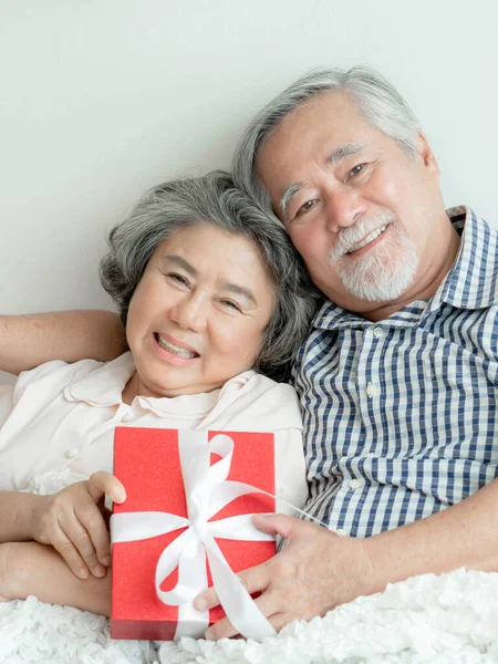 Happy Love Elderly Couple Smiling Happy Receive Surprise Gift Box — Stok fotoğraf