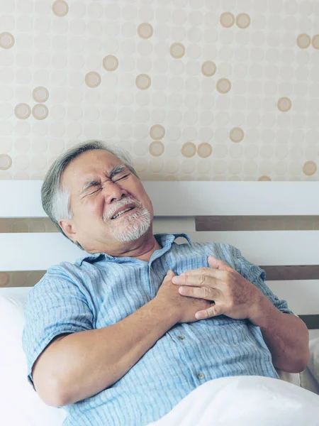 Son sınıf Asyalı erkek, göğsünde ağır bir ağrı var. Evde kalp krizi geçiriyor.