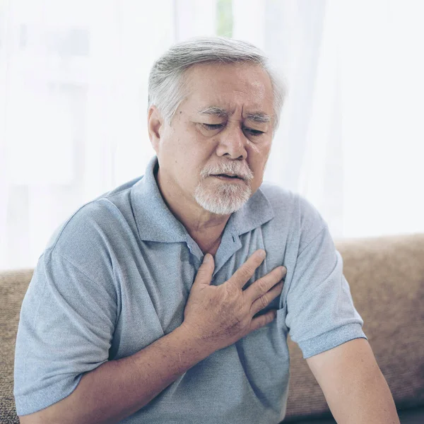 Son sınıf Asyalı erkek, göğsünde ağır bir ağrı var. Evde kalp krizi geçiriyor. 