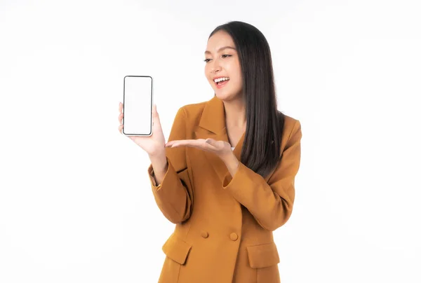 Vacker Asiatisk Ung Kvinna Spännande Förvånad Flicka Visar Smart Telefon — Stockfoto