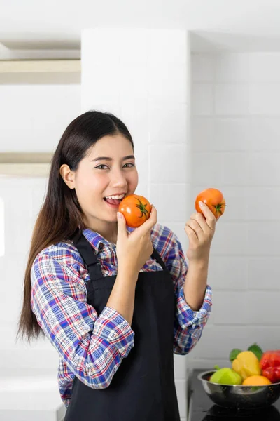 Livsstil Vacker Asiatisk Frisk Flicka Fylla Glad Tvätta Tomat Grönsaker Stockbild