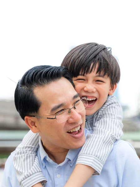 Figlio Abbracciato Suo Padre Riempire Felice Single Papà Figlio Felicità Foto Stock