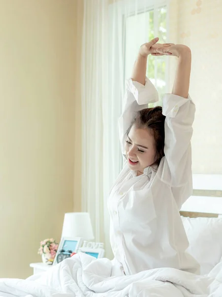 Όμορφες Ασιάτισσες Χαμογελαστές Μετά Ξυπνήστε Απολαμβάνοντας Ηλιόλουστο Πρωινό Στο Κρεβάτι Royalty Free Εικόνες Αρχείου