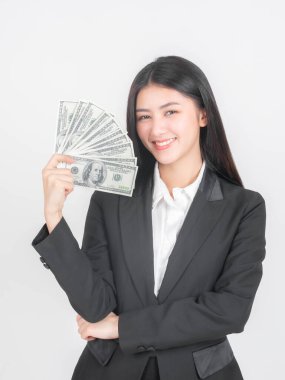 Başarılı bir Asyalı iş kadını elinde ABD dolarları ve iş konsepti tutuyor.