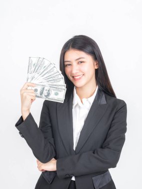 Başarılı bir Asyalı iş kadını elinde ABD dolarları ve iş konsepti tutuyor.