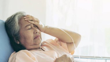 Hastanedeki Asyalı kadın baş ağrısı ve fotokopi alanı - tıbbi ve sağlık konsepti