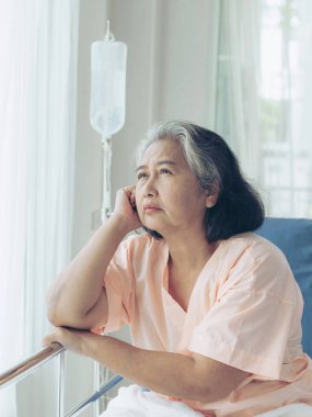 Hastane yatağındaki yalnız yaşlı hastalar evlerine gitmek istiyorlar - sağlık ve sağlık hizmetleri kavramı