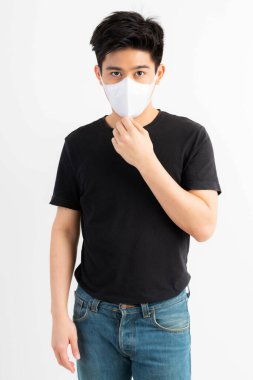 Yüz maskesi takan Asyalı adam beyaz arka planda Covid-19 Coronavirus 'u koruyor.