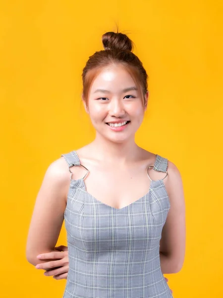 Πορτρέτο Του Χαμόγελου Μια Όμορφη Ασιατική Νεαρή Γυναίκα Απομονωμένη Κίτρινο — Φωτογραφία Αρχείου