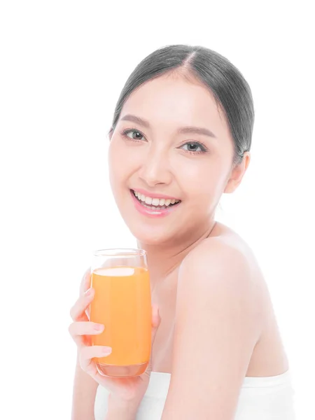 아름다운 아시아 여성귀여운 소녀는 배경에 양식을 오렌지 주스를 마시는 행복하게 — 스톡 사진